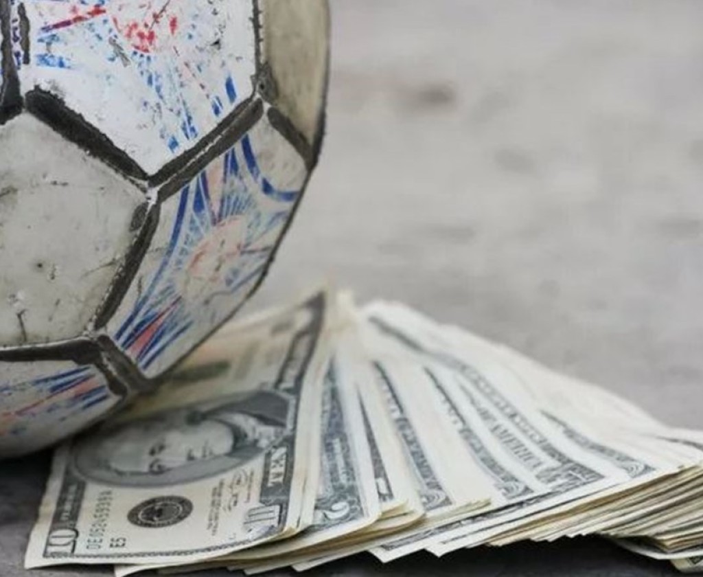 الاندية انفقت رقما قياسيا قدره 9.63 مليار دولار على انتقالات اللاعبين في العالم عام 2023 حسب الفيفا