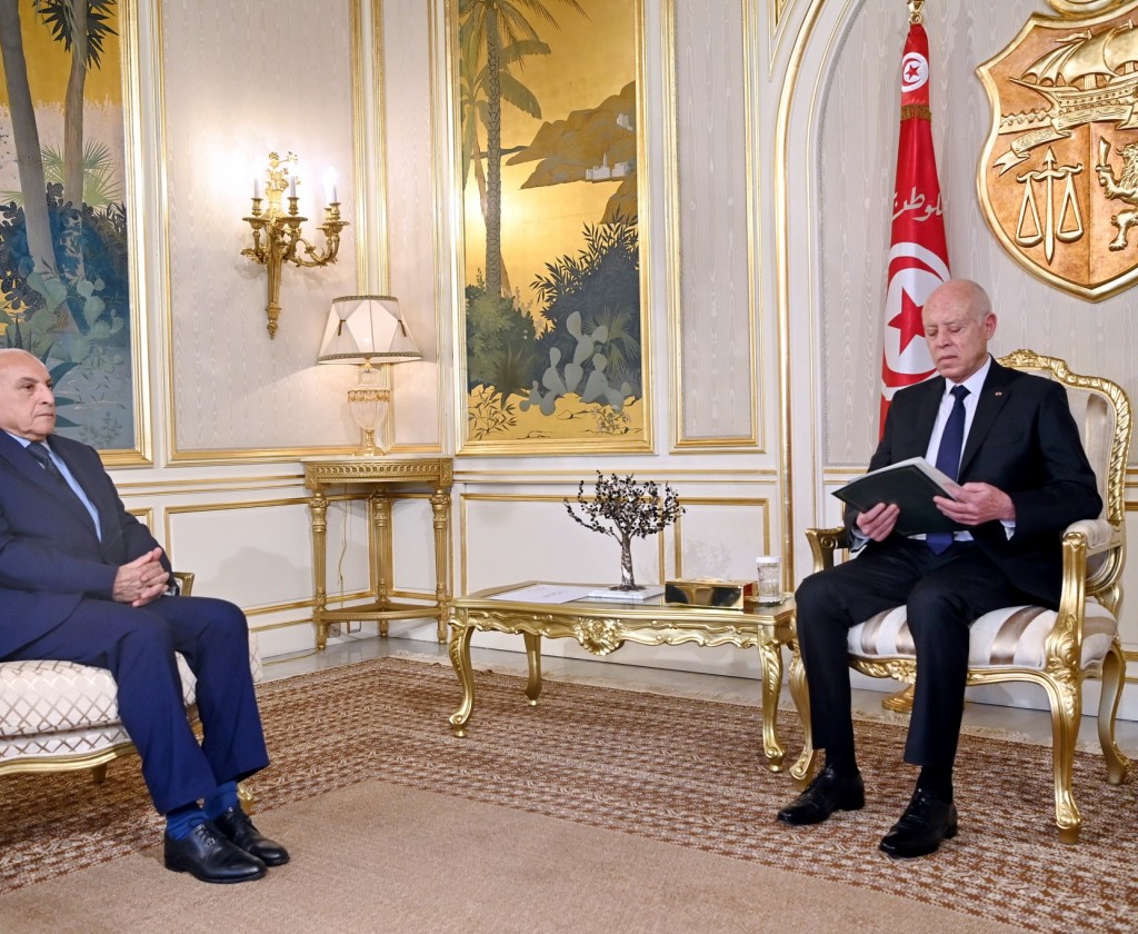 رئيس الجمهورية يتسلّم رسالة خطية من الرئيس الجزائري