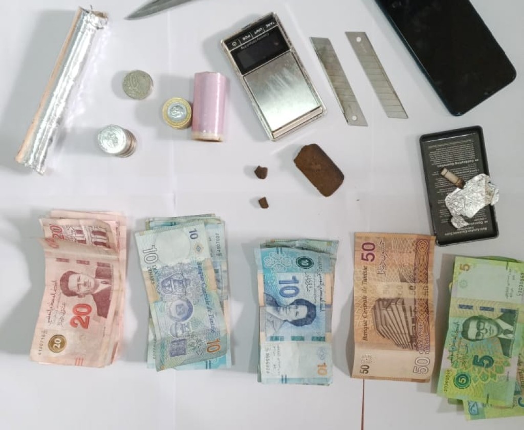 رادس - بن عروس: الإطاحة بمروج مخدرات رفقة زوجته وبحوزتهما كمية من مخدر القنب الهندي