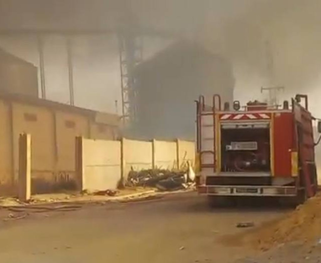 تواصل عمليات الإطفاء للحريق الذي إندلع عشية اليوم الأحد 20 جويلية بمصنع الملابس المستعملة بالمنطقة الصناعية بجبل الوسط