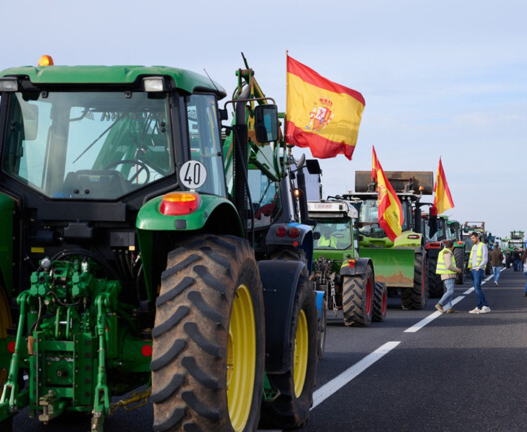 المزارعون الإسبان يغلقون الطرق بجراراتهم
