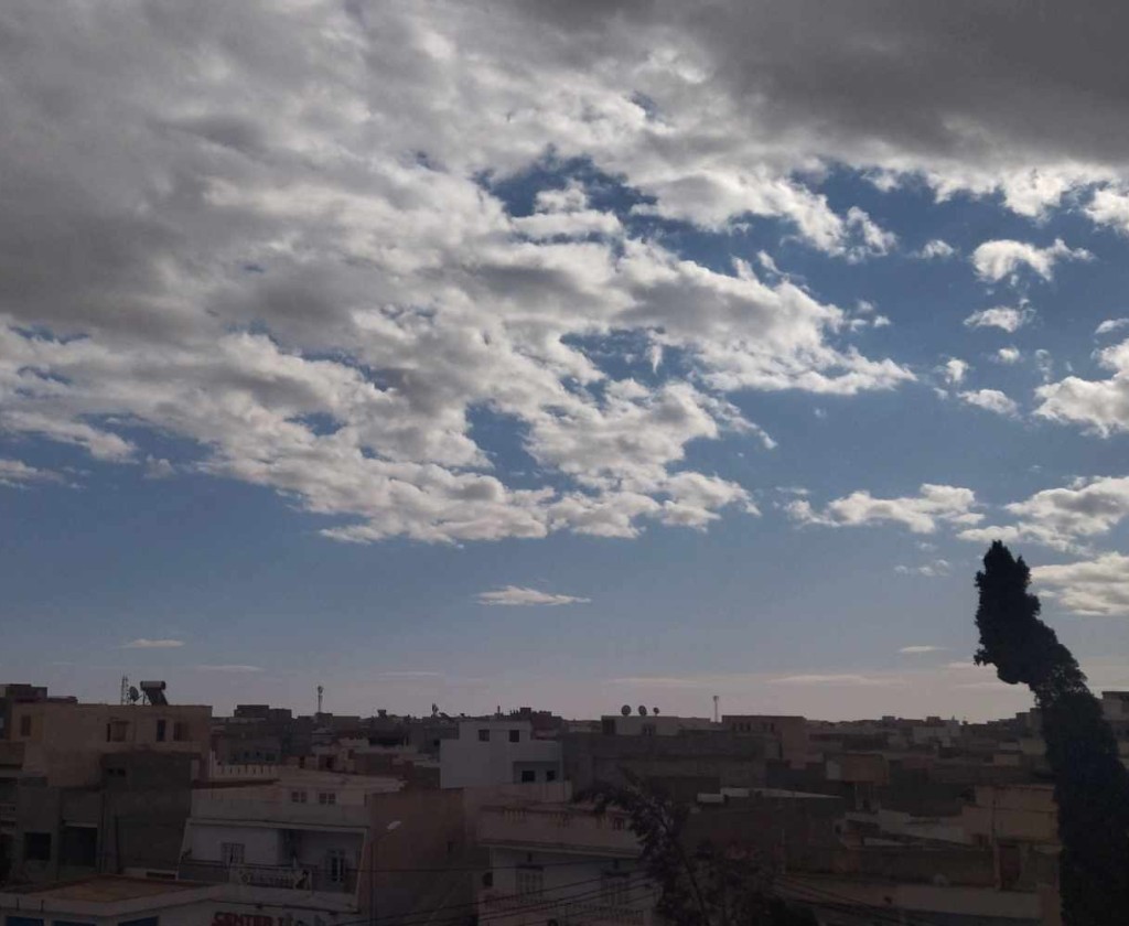 سحب قليلة على كامل البلاد و إرتفاع طفيف في درجات الحرارة
