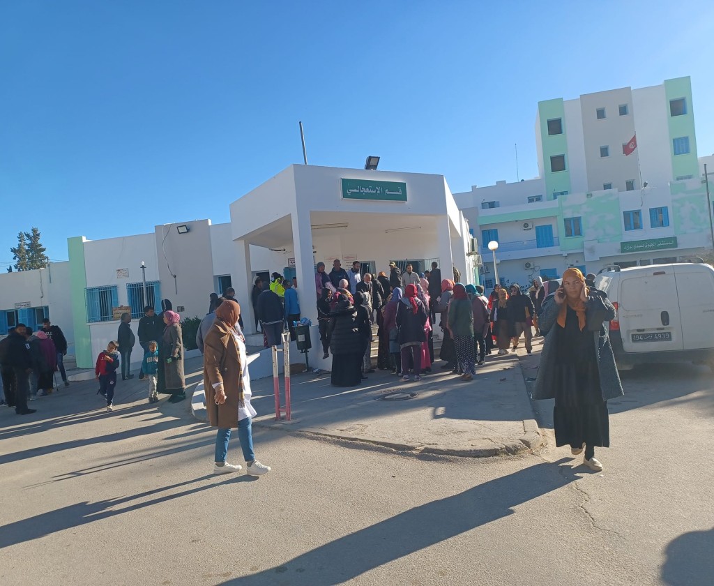 سيدي بوزيد.. مواطن يطلق نداء إستغاثة بعد إصابة إبنته بـ18 كسرا في حادث إنقلاب شاحنة نقل عاملات فلاحيات