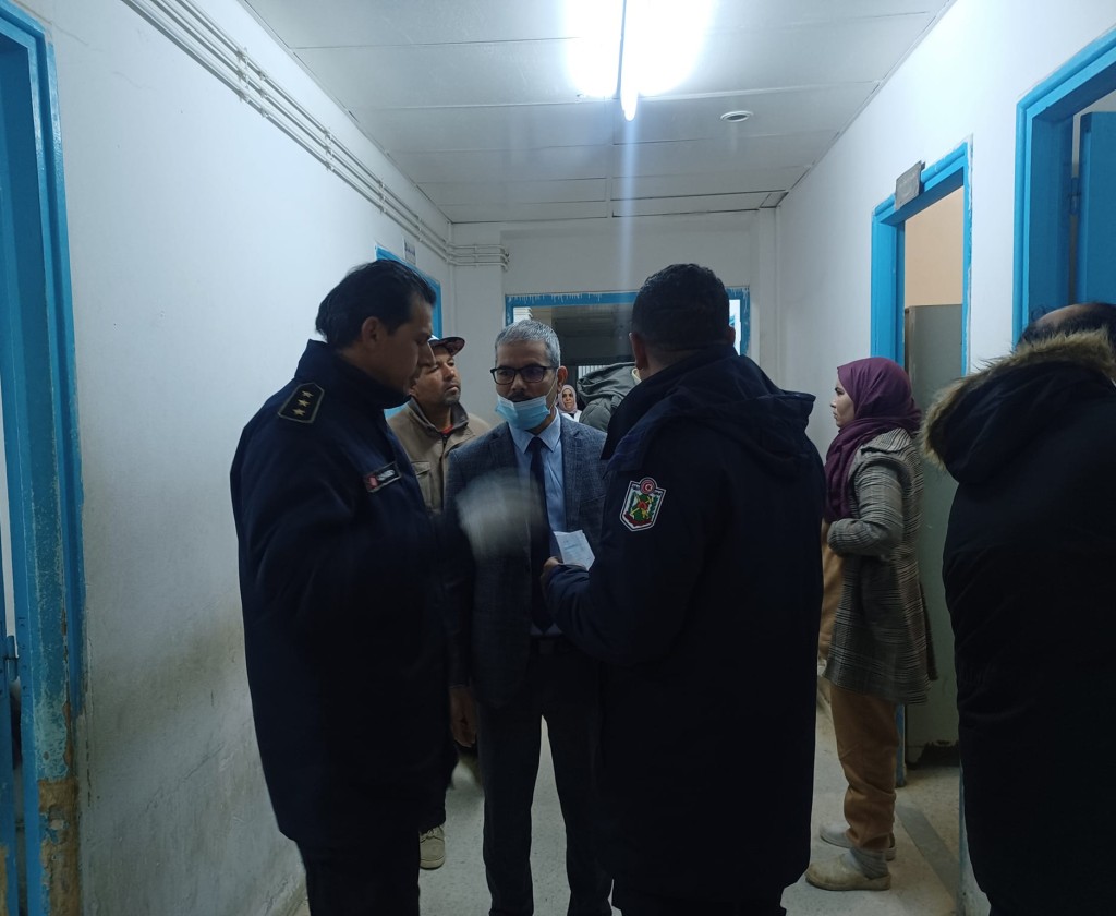 والي سيدي بوزيد يزور المصابين في انقلاب شاحنة معدة لنقل العاملات في القطاع الفلاحي صباح اليوم