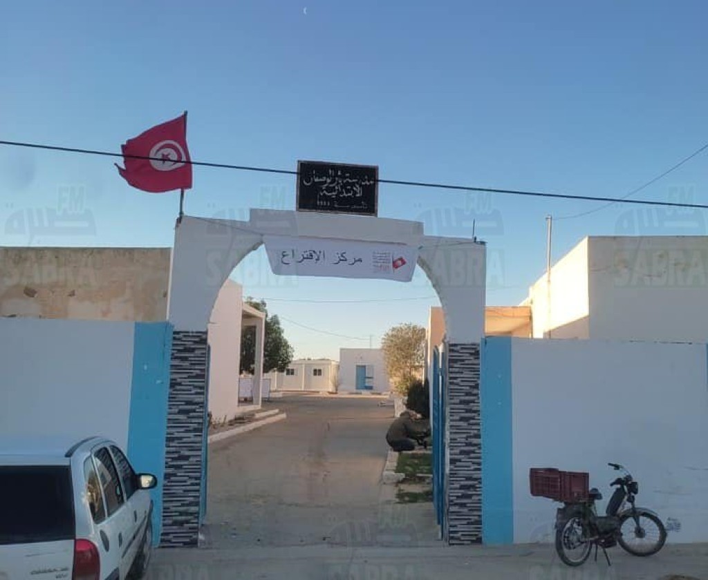 صور : سير العملية الإنتخابية في عدد من مراكز الإقتراع بمعتمديتي الشراردة و بوحجلة