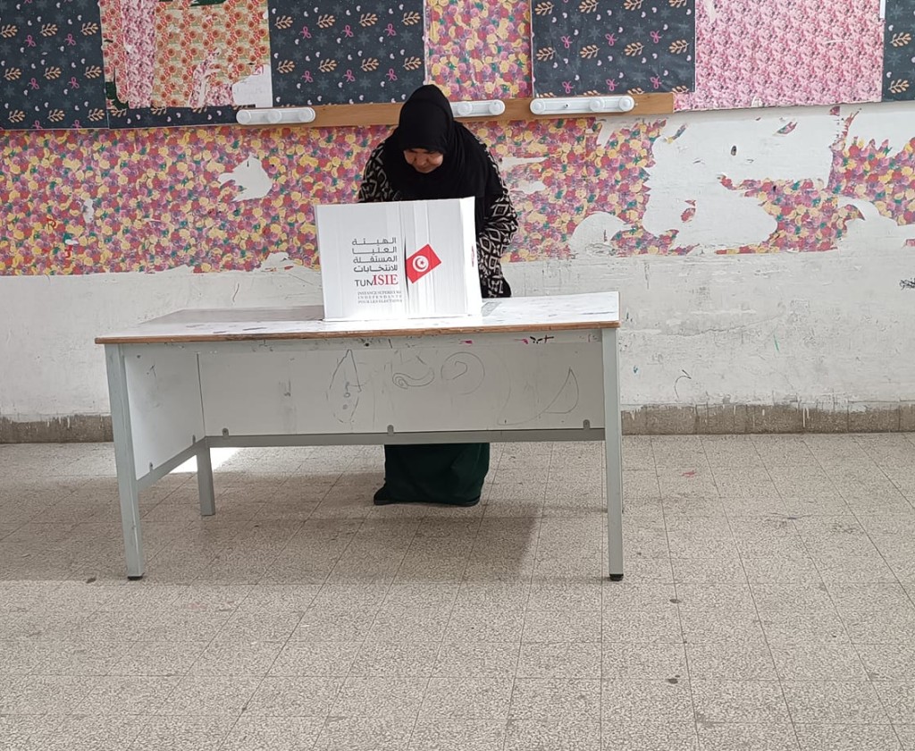 المركز التونسي المتوسطي يسجل ضعف إقبال النساء على الإقتراع في الدور الثاني للإنتخابات المحليّة