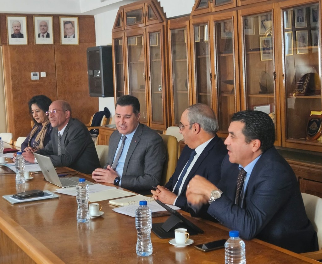 وزير النقل يترأس جلسة عمل للنظر في سبل تطوير نشاط الرحلات البحرية السياحية بميناء حلق الوادي