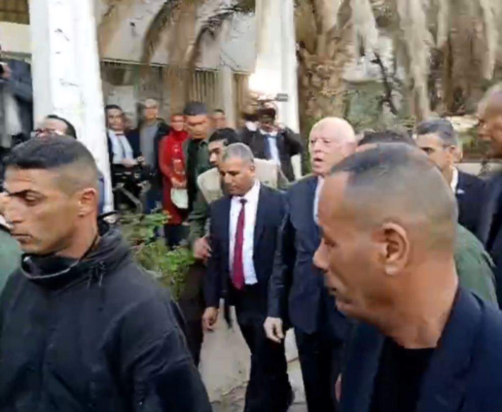 'قيس سعيد: 'لن نفرط في المؤسسات العمومية.. وإجراءات عاجلة لفائدة مصنع الحلفاء