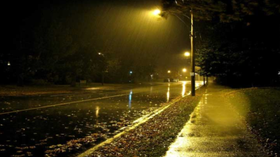 طقس الليلة: أمطار متفرقة بالشمال الغربي آخر الليل والحرارة بين 4 و 14 درجة