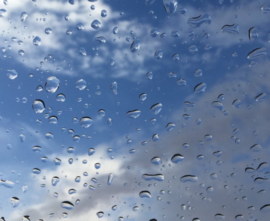 سحب عابرة بأغلب المناطق مع أمطار متفرقة آخر الليل و إنخفاض طفيف في الحرارة