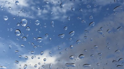 سحب عابرة بأغلب المناطق مع أمطار متفرقة آخر الليل و إنخفاض طفيف في الحرارة