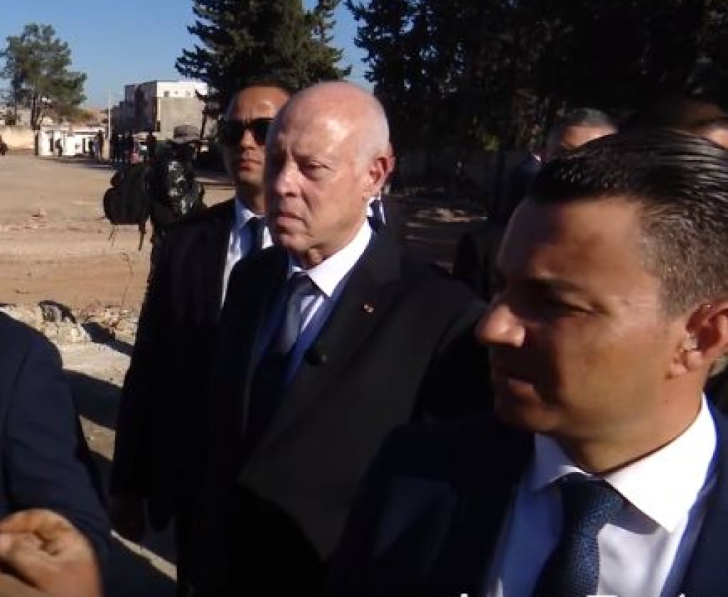 رئيس الجمهورية يعاين عملية إزالة فضلات البناء المتراكمة بالمنيهلة