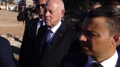 رئيس الجمهورية يعاين عملية إزالة فضلات البناء المتراكمة بالمنيهلة